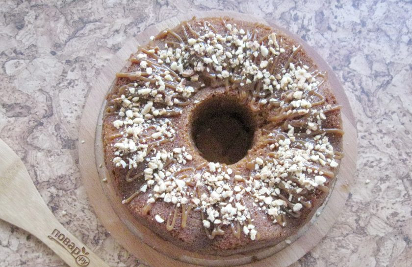 1. Этап. Кекс Сникерс: Арахис поджарьте в сковороде, после измельчите до желаемого размера. Посыпьте кекс арахисом.