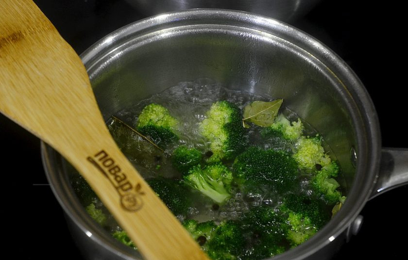 1. Этап. Маринованная брокколи: 5. Положите капусту в маринад и варите 10 минут, добавьте уксус, доведите еще раз до кипения и снимите с огня.