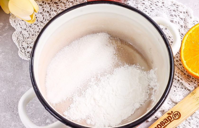 1. Этап. Соус Мадера: В кастрюлю или в сковороду с высокими бортиками всыпьте сахар и крахмал. Можно использовать кукурузный или картофельный крахмал.