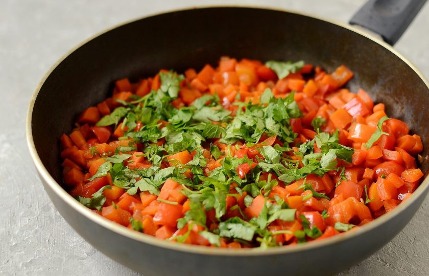 1. Этап. Армянский газаров перец: Зелень помойте, обсушите, крупно нарежьте. Добавьте к овощам. Перемешайте и снимите с плиты.