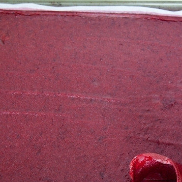 1. Этап. Сливовая смоква: Раньше смокву сушили на солнце, на это уходило 2-3 дня. Мы поступим иначе: разогреем духовку до 60-70 градусов и поставим туда наш противень часов на 6-8. За это время смоква полностью высохнет и обретет гладкую поверхность.