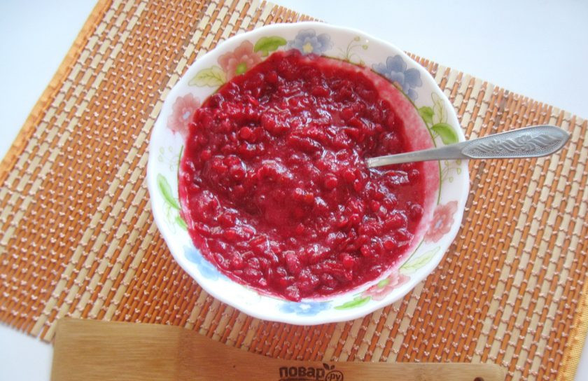 1. Этап. Калина на зиму: Перемешайте протертую калину с сахаром и оставьте на 20 минут до полного растворения сахара.