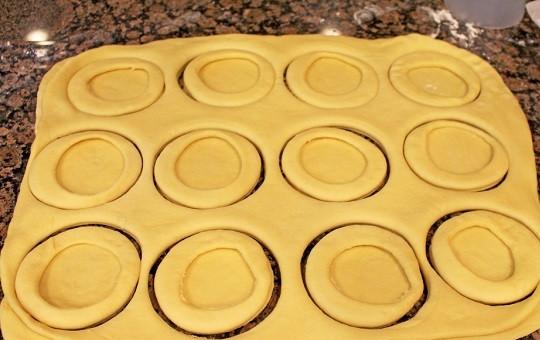 1. Этап. Булочки с творогом и изюмом: 15. Теперь вырежьте булочки по кружочкам большего размера.