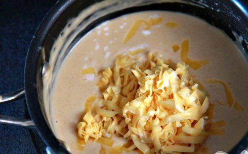 1. Этап. Ньокки из сладкого картофеля с сырным соусом: 10. Процедить соус в чистую кастрюлю. Добавить 1 стакан мелко тертого сыра Гауда. Варить на слабом огне, взбивая венчиком, пока сыр не расплавится. Приправить солью и перцем по вкусу. Подавать ньокки с сырным соусом.