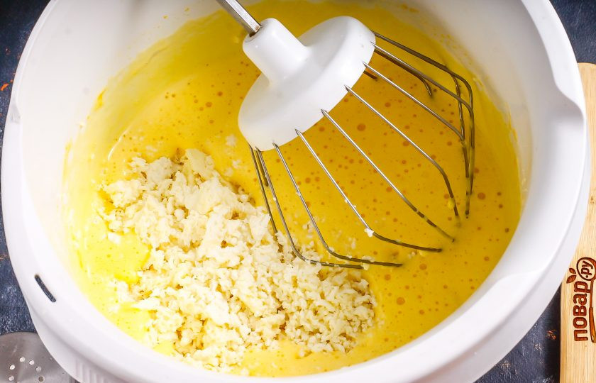 1. Этап. Творожный пирог со сливами: Всыпьте в массу творог и аккуратно вмешайте.