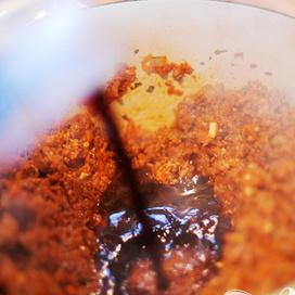 1. Этап. Говядина в болонском соусе: Заливаем красное вино.