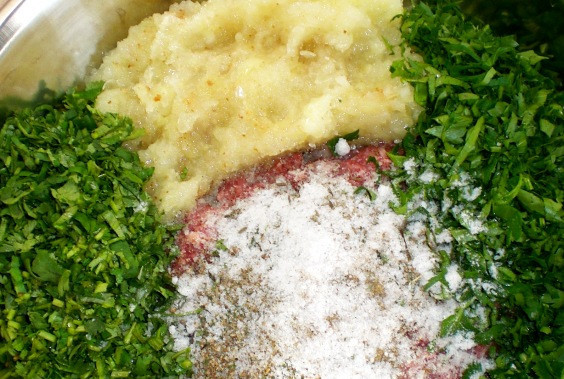 1. Этап. Хинкали с мясом: А сами тем временем приготовим начинку. Итак, для начала нам нужно перекрутить мясо вместе с луком и чесноком через мясорубку (выбираем самую крупную решетку). Добавляем к фаршу измельченную зелень, специи и соль, хорошенько все перемешиваем.