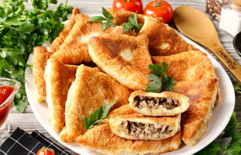 1. Этап. Жареная слоёная самса с мясом: Готовую самсу выложите на бумажное полотенце, чтобы убрать излишки жира, а затем переложите на блюдо и подавайте сразу к столу. Приятного аппетита!