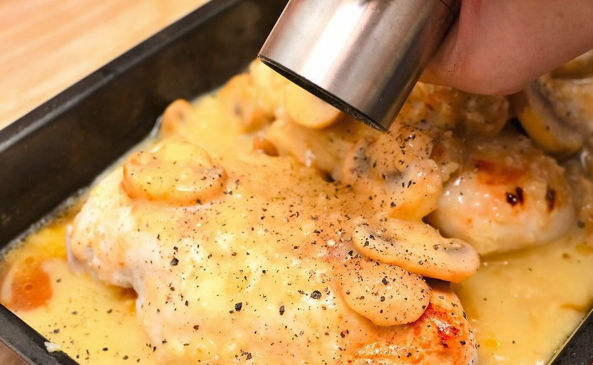 1. Этап. Куриная грудка с грибами: Муку смешайте до гладкости с куриным бульоном. В форму выложите курицу, сверху положите грибы и налейте соус, добавьте соль и перец Накройте форму фольгой.