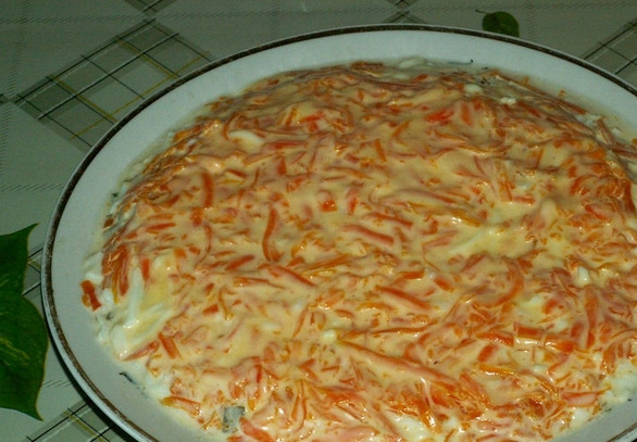 1. Этап. Салат с рыбными консервами: Смазываем майонезом.