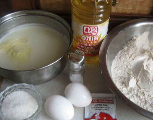 1. Этап. Блинчики на сухих дрожжах: 1. Сделать блинчики на сухих дрожжах в домашних условиях очень просто. Главное - сделать опару и дать ей подойти.