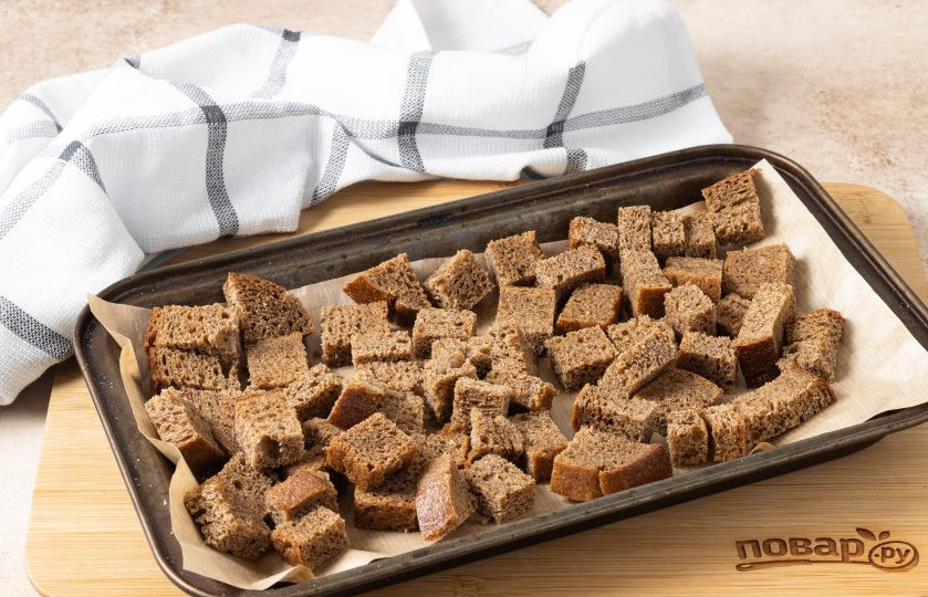 1. Этап. Домашний квас из черного хлеба на сухих дрожжах: Черный хлеб нарежьте кубиками и выложите на противень. Запекайте в разогретой до 180 градусов духовке около 15 минут, чтобы сухарики подрумянились и подсушились.