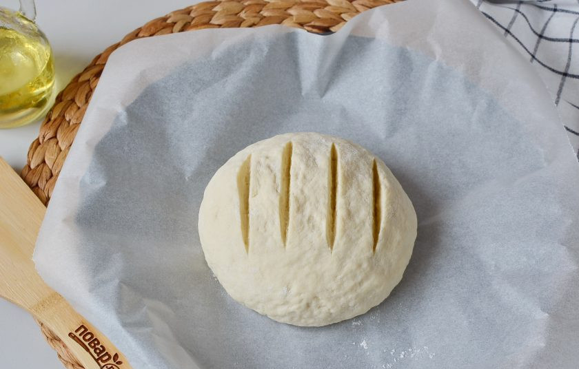 1. Этап. Хлеб на кефире в духовке: Сделайте надрезы. Отправьте хлеб в духовку на 30 минут.