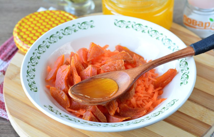 1. Этап. Салат из моркови и кураги: Добавьте в салат мед и щепотку соли, чтобы вкус получился сбалансированным.