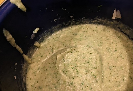 1. Этап. Грибной крем-суп с кинзой: Слейте бульон (он нам понадобиться)добавьте нарезанную кинзу и пробейте все блендером. В сотейнике растопите масло и добавьте муку и бульон постоянно помешивая, до однородной массы, снимите с огня. Верните кастрюлю с супом на огонь влейте сливки и бульон, поперчите по вкусу