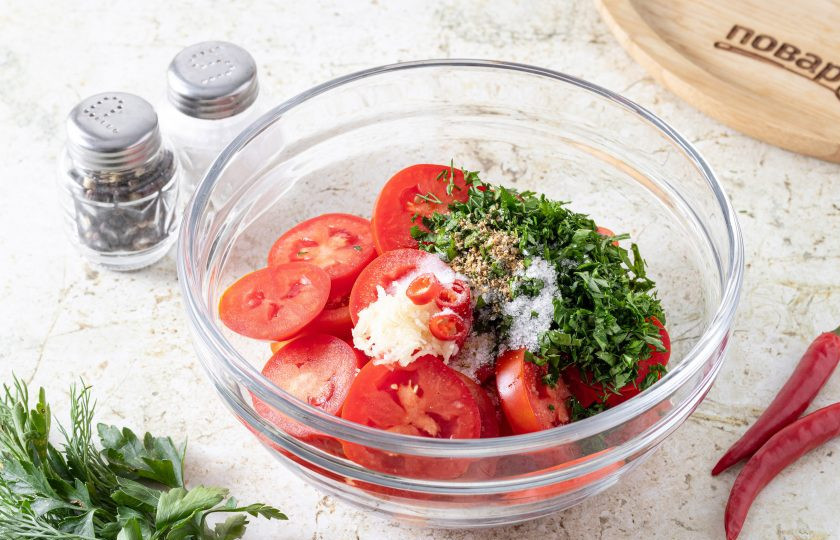 1. Этап. Острый салат из помидоров: Добавьте соль, сахар и черный молотый перец.