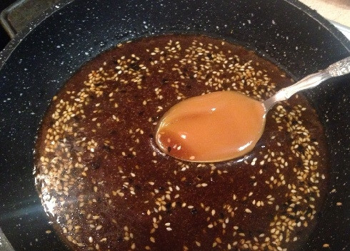 1. Этап. Соус Терияки в домашних условиях: А теперь добавляем мед и размешиваем соус до полного растворения меда. Если использовали свежие имбирь и чеснок, самое время процедить соус и избавиться от кусочков чеснока и имбиря.