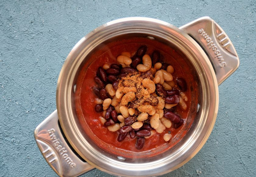 1. Этап. Тако с фасолью: Добавьте в кастрюлю фасоль и специи, посолите. Прогрейте смесь ещё 5 минут. В конце добавьте кукурузу и нарезанные маслины, перемешайте начинку и снимите с плиты.