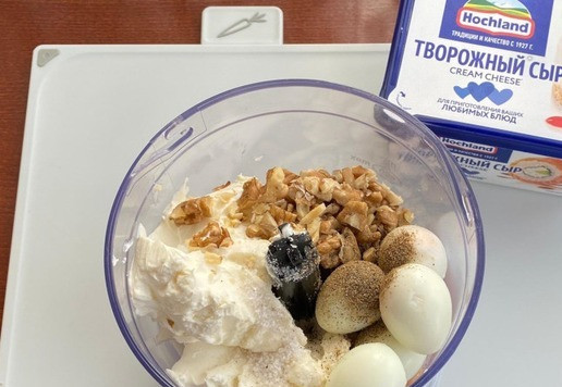 1. Этап. Паштет Фасолька: Грецкие орехи слегка обжарьте на сухой сковороде. Перепелиные яйца сварите до готовности. Смешайте в чаше блендера все ингредиенты. Посолите и поперчите по вкусу.