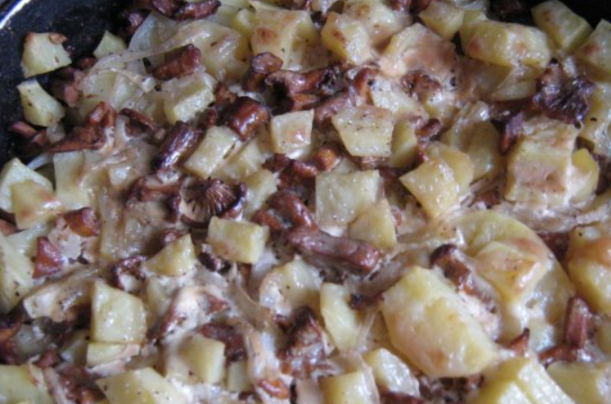 1. Этап. Лисички, запеченные под сыром: Смазываем противень растительным маслом и выкладываем на него картофель, грибы и лук. Солим и перчим по вкусу. Сверху заливаем смесью сметаны, сливок и соевого соуса. Перемешиваем и запекаем блюдо в духовке 30 минут, температура 200 градусов. За 5 минут до готовности присыпаем блюдо тертым сыром. Приятного аппетита!