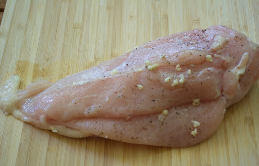 1. Этап. Грудка с помидорами в духовке: Натрите мясо солью, перцем, специями к птице. Я от себя добавила чесночка.