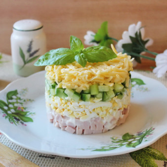 Салат из ветчины с сыром