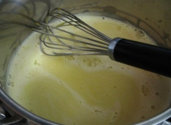 1. Этап. Домашнее мороженое из молока: Прогрейте смесь на слабом огне до загустения, не давайте закипеть. После этого снова охладите.