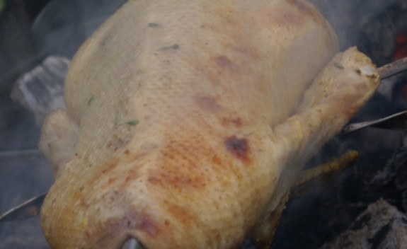 1. Этап. Утка на мангале: Полейте утку половиной приготовленного соуса. Аккуратно проденьте шампура, чтобы надежно зафиксировать утку на мангале. Жарьте около часа на тлеющих углях, постоянно поворачивая тушку разными сторонами.