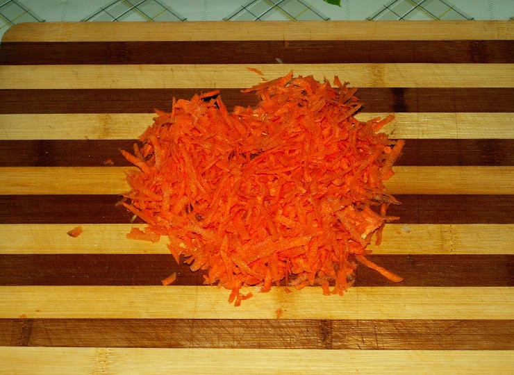 1. Этап. Куриные сердечки в сметанном соусе: Морковь чистим и трем на крупной терке.