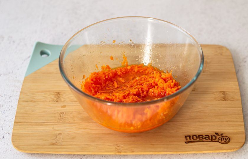 1. Этап. Веганский морковный кекс: Влейте растительное масло, хорошо перемешайте.