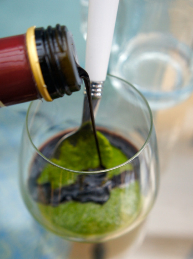 1. Этап. Помидоры с моцареллой и песто: Шаг 3. Добавьте немного бальзамического уксуса. Аккуратно перемешайте.