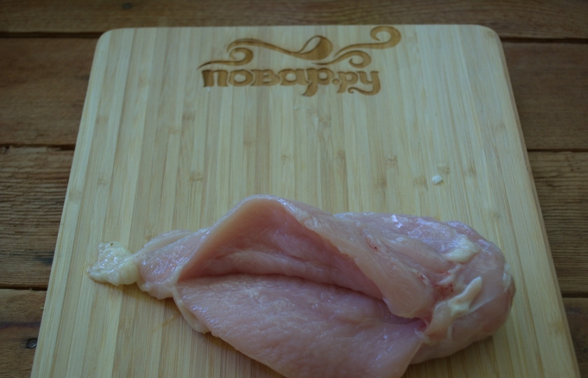 1. Этап. Грудка с помидорами в духовке: Куриное филе вымыть. Острым ножом сделать разрез (карман).