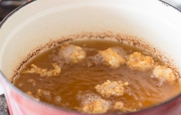 1. Этап. Кальмары фри: 5. Разогрейте фритюр с маслом или кастрюлю. Обжарьте в нём кальмаров в течение 3-х минут.