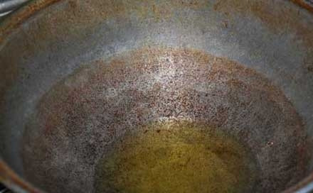 1. Этап. Жареная картошка с болгарским перцем: В казане или сковороде Вог разогреть масло.