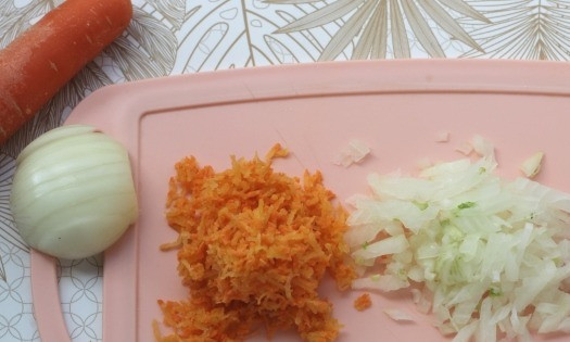 1. Этап. Рыбные котлеты с рисовой полентой: Небольшую луковицу мелко нарезать, морковь натереть на терке.