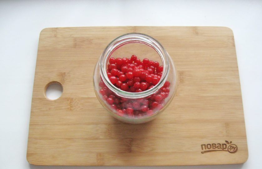 1. Этап. Настойка из калины: Выложите ягоды в чистую банку.