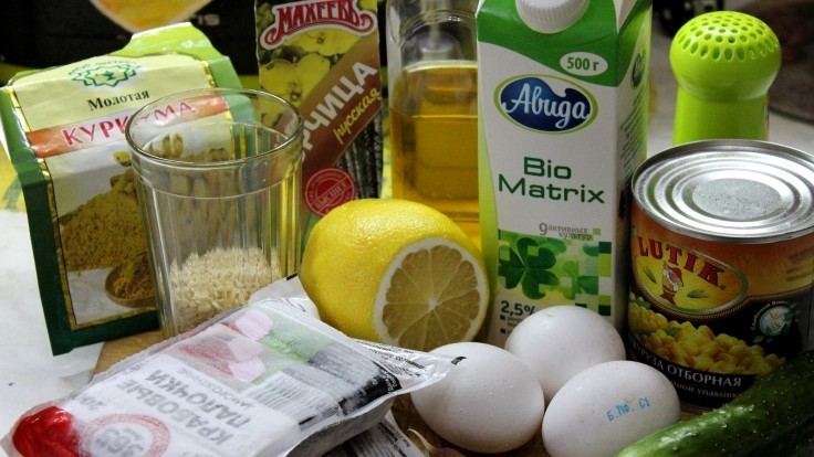 1. Этап. Вкусный крабовый салат: Начинаем с подготовки основных ингредиентов.