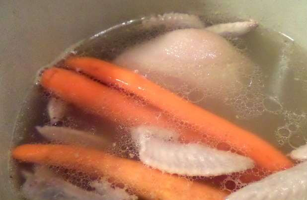 1. Этап. Холодец из куриных крылышек: Отправьте варится рульку, снимайте пенку, доведите до кипения. Потом добавьте крылышки и овощи. На маленьком огне варим часа 3,5.