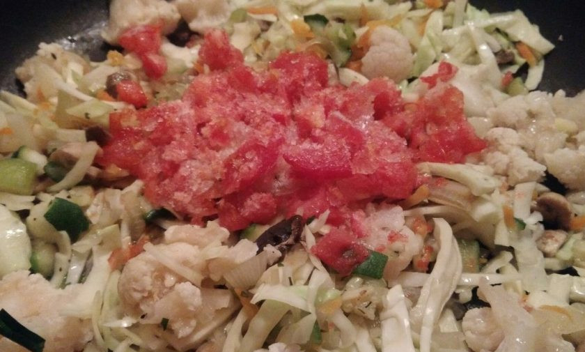 1. Этап. Овощи с грибами без масла: 5. Добавляем помидоры, жарим дальше.