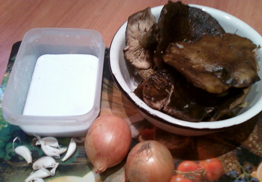 1. Этап. Грузди соленые без варки: 1. Подготовим ингредиенты. Грибы тщательно моем и чистим.