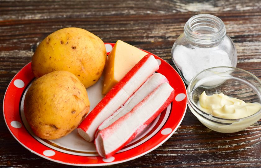 1. Этап. Крабовый салат как в Крошке-картошке: Подготовьте ингредиенты.