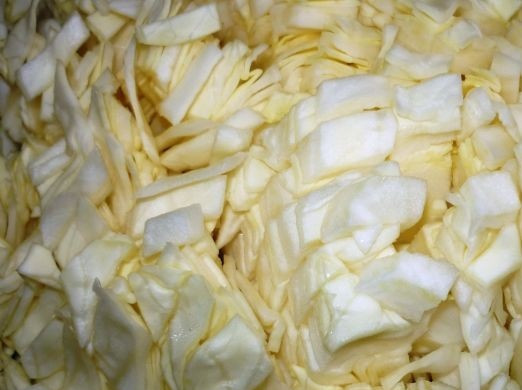 1. Этап. Капустная кулебяка: 1. Капусту вымыть и нарезать средними кусочками. При желании можно нашинковать мелко на терке.