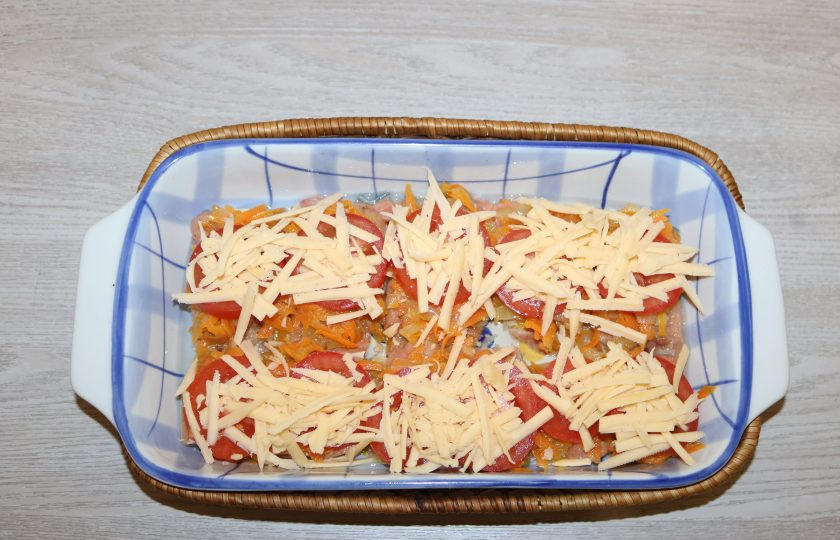 1. Этап. Горбуша с помидорами и сыром в духовке: Посыпьте тёртым сыром.