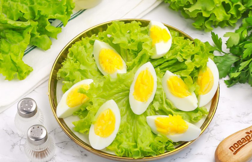 1. Этап. Салат со шпинатом и болгарским перцем: Нарежьте остывшие отварные яйца на четвертинки и выложите на листья салата.