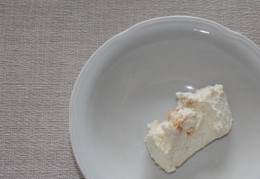 1. Этап. Фаршированные яблоки с сыром: Творожную массу выложить в пиалу (у меня масса с добавлением кураги).