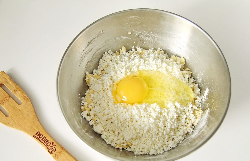 1. Этап. Киш с вишней: Добавьте сухой творог и одно яйцо.