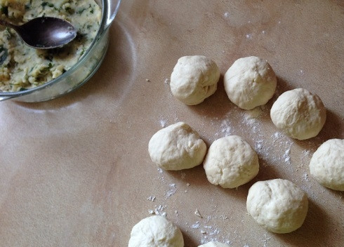 1. Этап. Чуду: Делим тесто на небольшие кусочки. Размер зависит от сковороды, на которой вы будете жарить чуду. У меня сковорода диаметром 20 см. Делю тесто на 9-10 кусочков.