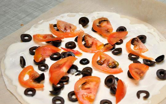 1. Этап. Фламмкухен: Затем выкладываем начинку - помидоры, оливки и сыр.