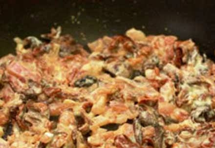 1. Этап. Индейка, фаршированная картофелем и грибами: Туда же добавляем сметану, оставляем тушиться еще минут 5. Далеко не отходите, надо помешивать. Через 5 минут выложите начинку в тарелку, чтобы остывала.