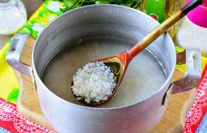 1. Этап. Рис для роллов с уксусом: Вскипятите воду и всыпьте туда промытый рис. Варите рис 10 минут, затем выключите огонь и прикройте крышкой. Можно прикрыть сверху полотенцем. Дайте рису настояться еще 15-20 минут.